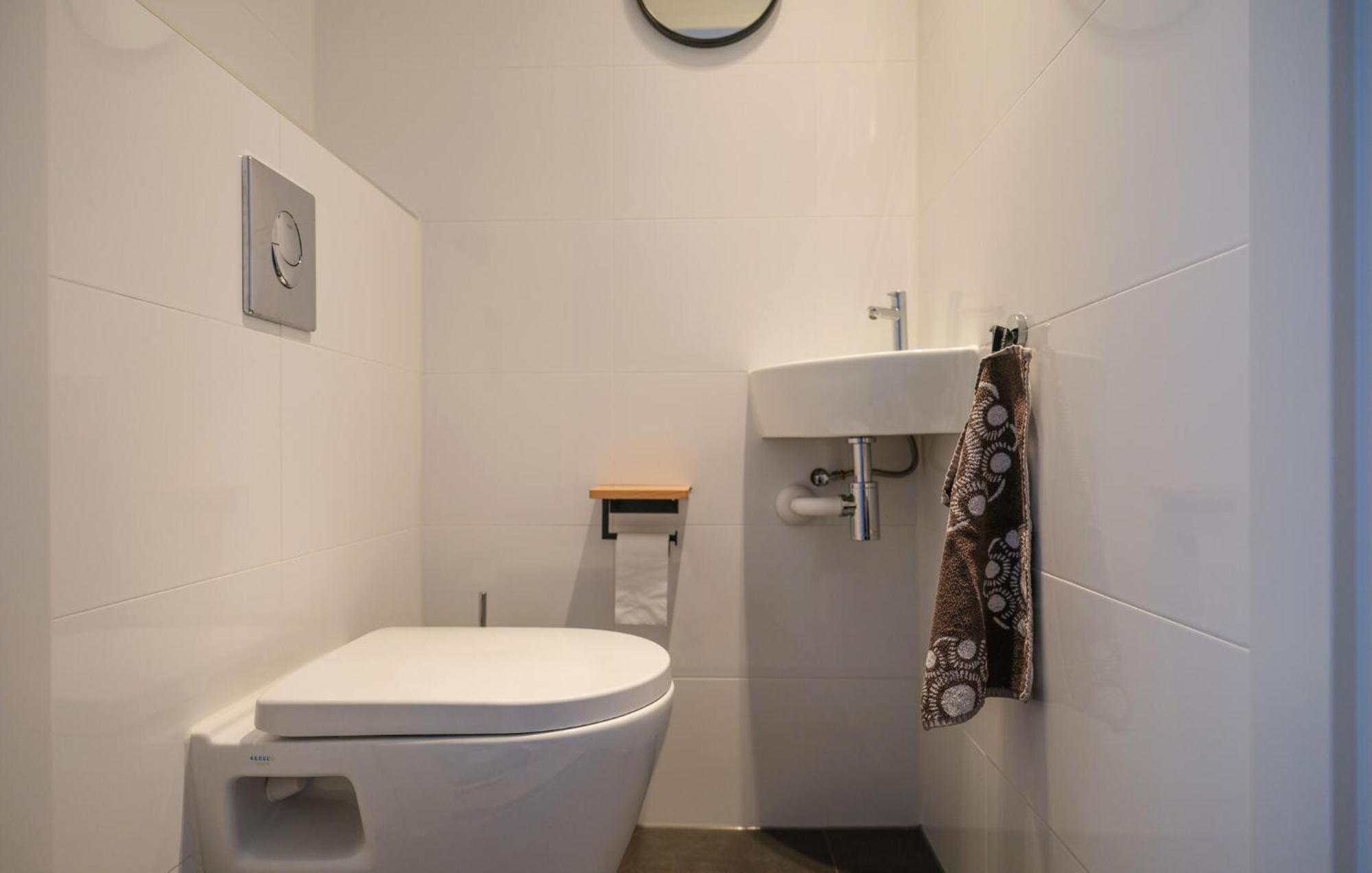 4 Bedroom Cozy Home In Zonnemaire Buitenkant foto