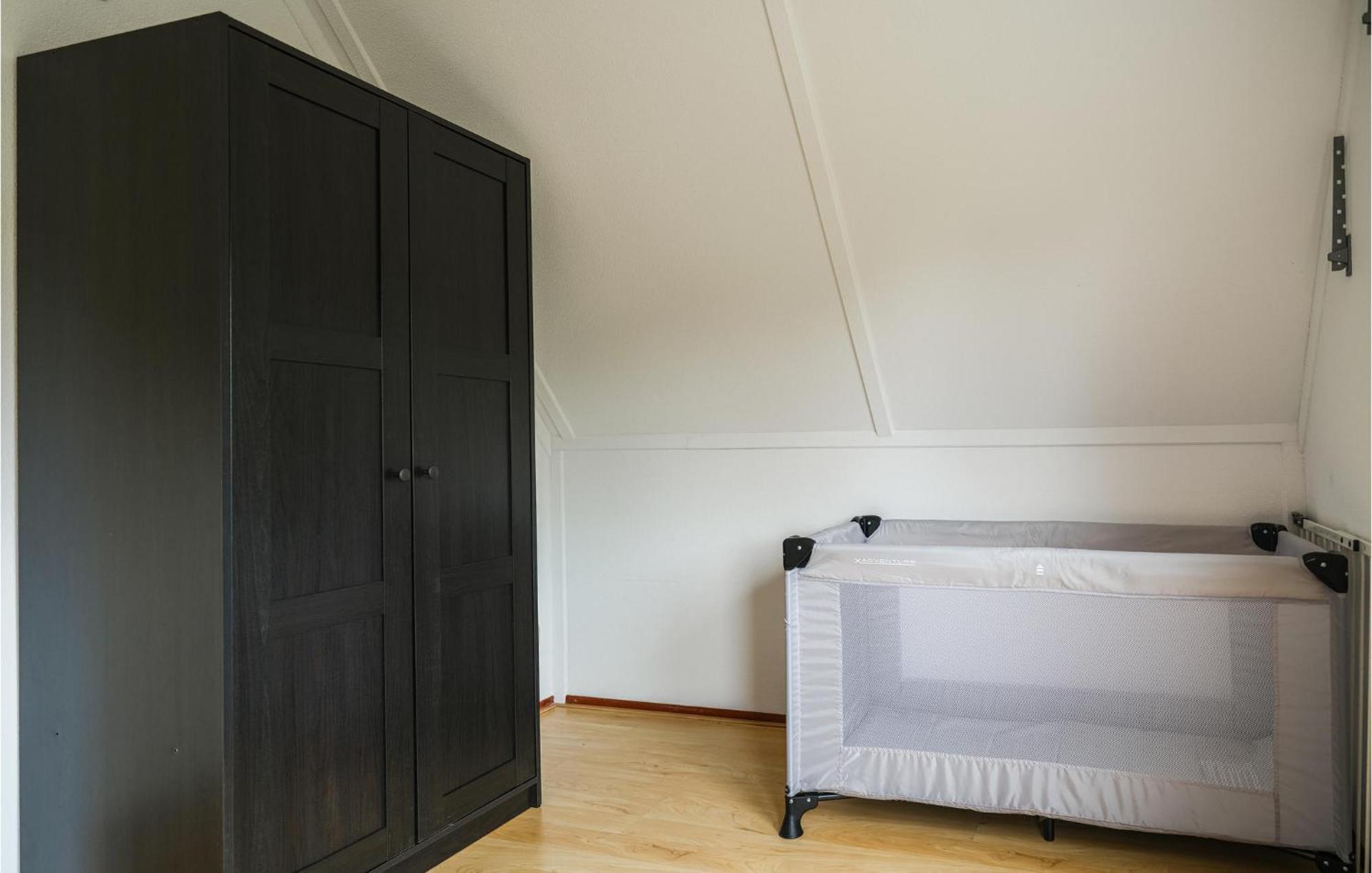 4 Bedroom Cozy Home In Zonnemaire Buitenkant foto